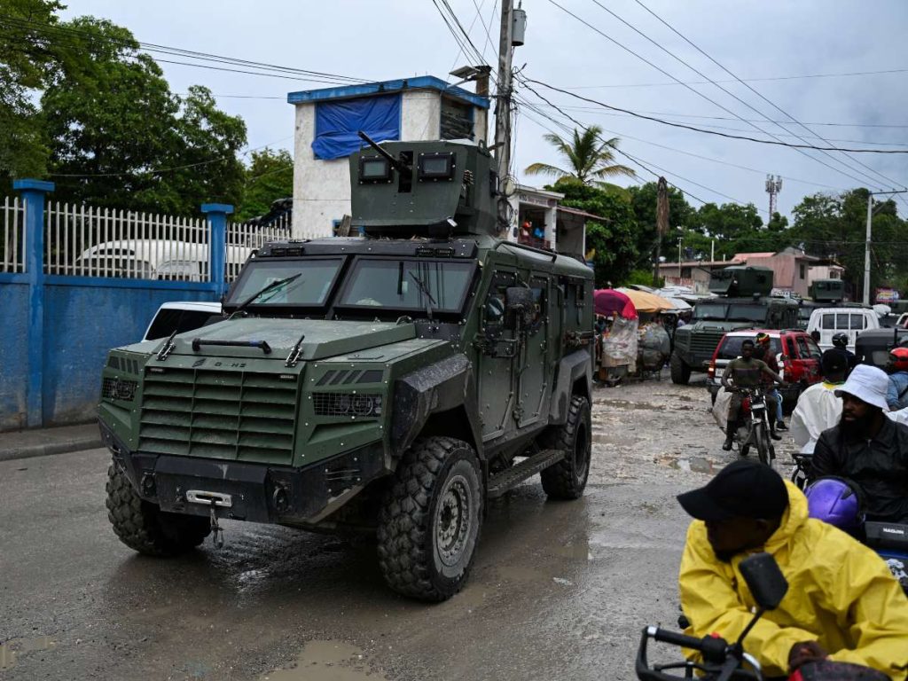 Fuerzas especiales salvadoreñas circulan en vehículos blindados por una calle de Puerto Príncipe el 26 de octubre de 2026.