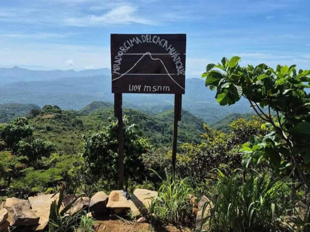 Entre montañas, lagos y volcanes, estos miradores invitan a quedarse más tiempo y disfrutar el paisaje con calma.