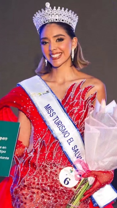Georgina Rivera, representante de Ilopango, fue coronada Miss Turismo El Salvador 2026 durante la gala final del certamen.