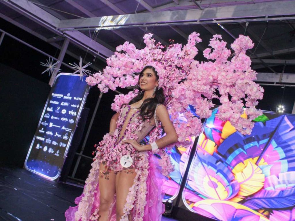 Salem López, representante de San Miguel, recibió el reconocimiento al Mejor Traje de Fantasía en Miss Turismo El Salvador 2026.