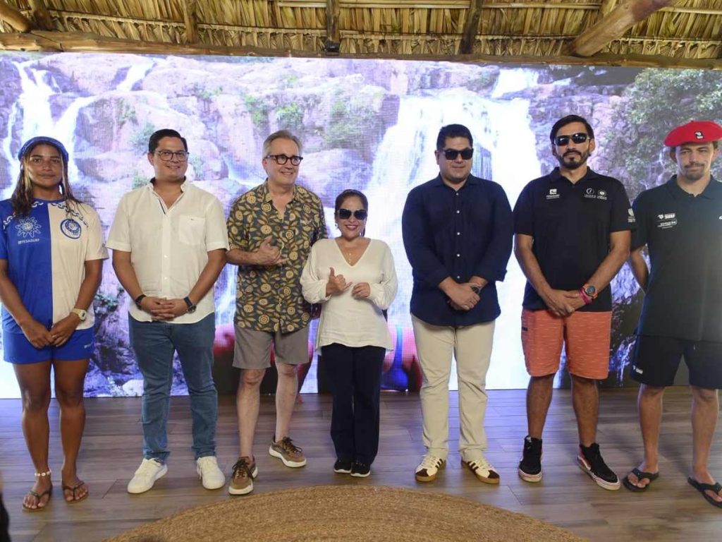 Autoridades deportivas y de turismo brindaron detalles del Mundial de Longboard 2026 durante una conferencia de prensa en El Sunzal.