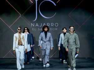 La colección “Latino”, de Juan Carlos Najarro, llevó a la pasarela de Nicaragua Diseña una propuesta de moda masculina con sello salvadoreño.