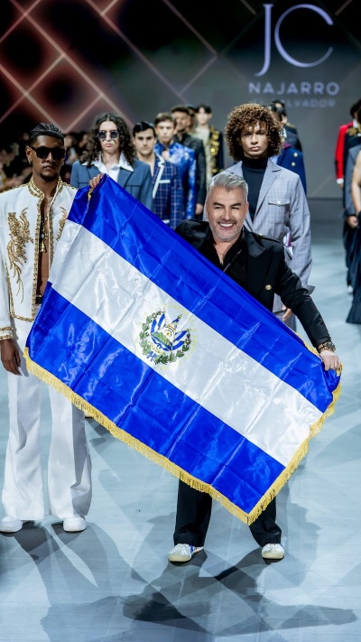 Juan Carlos Najarro celebró su debut en Nicaragua Diseña desplegando la bandera de El Salvador al cierre de su desfile.