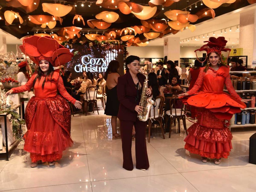 SIMAN presentó sus colecciones navideñas en un evento lleno de música, color y detalles que anticipan la magia de la temporada. 
