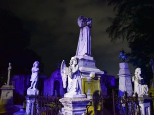 Los necrotours en Los Ilustres acercan a los visitantes a la historia salvadoreña mediante recorridos guiados hasta el 2 de noviembre.