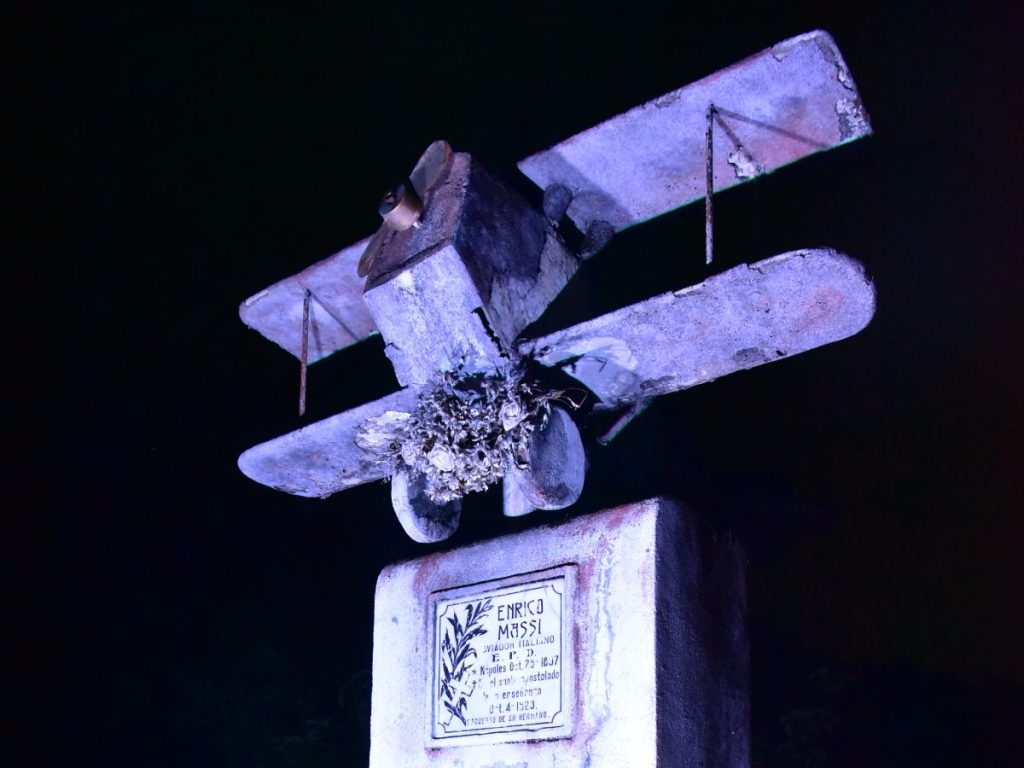 La historia también se descubre de noche en Los Ilustres, donde cada parada permite conocer otra faceta del patrimonio capitalino.