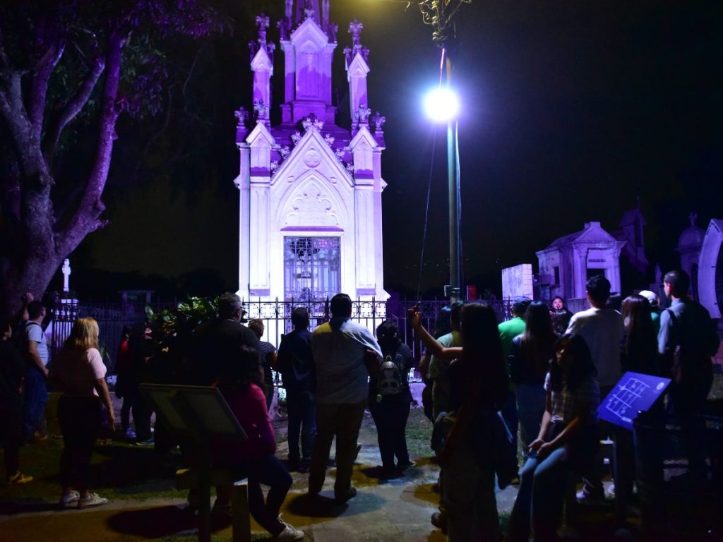 Cada grupo recorre alrededor de diez tumbas y monumentos, acompañado por dos guías y dos agentes del CAM durante aproximadamente una hora.
