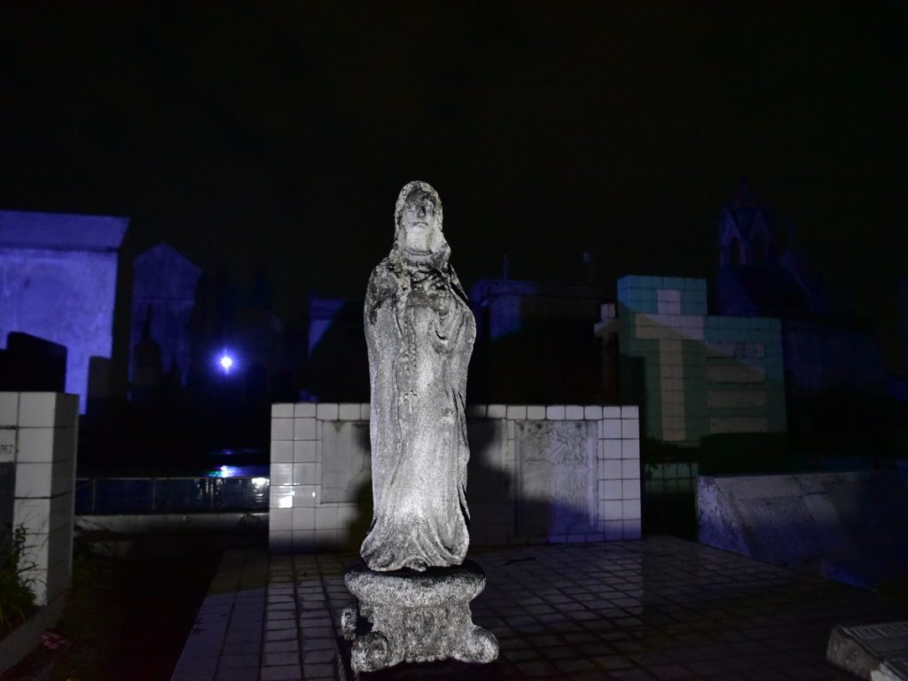 Guías capacitados acompañan a los visitantes en una experiencia que conecta el turismo cultural con la memoria y el respeto por el camposanto.