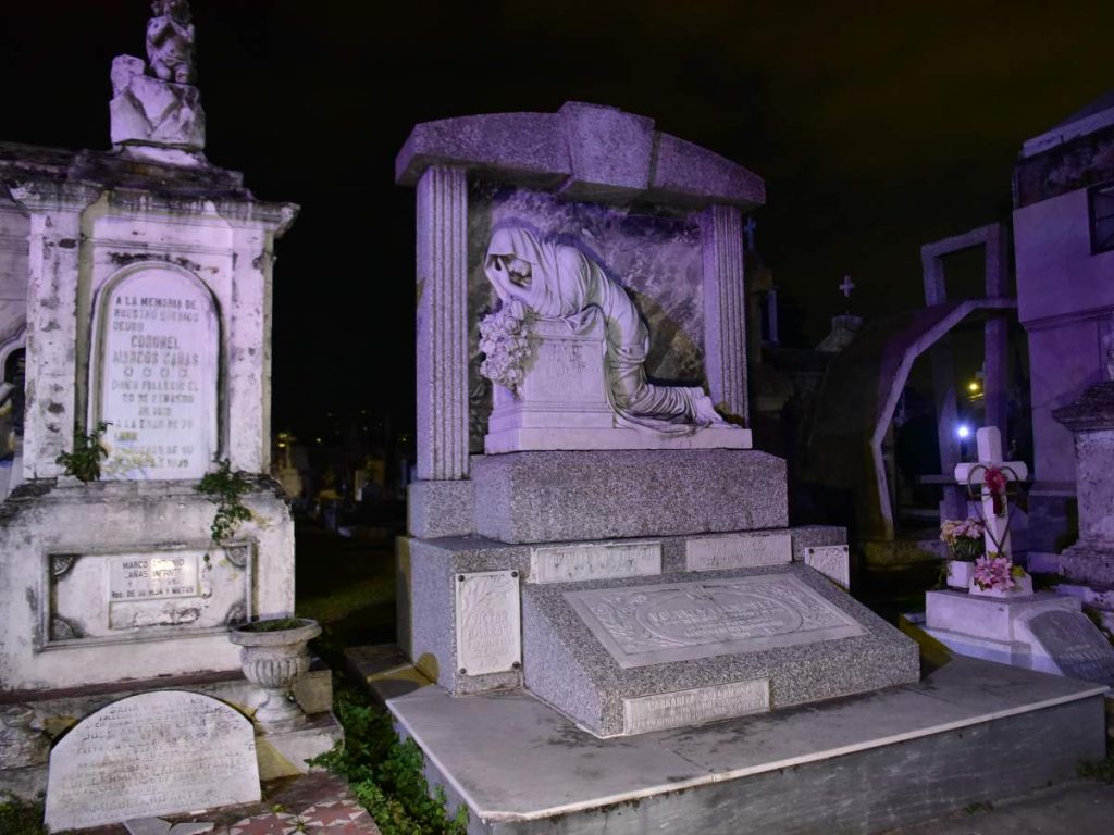Los Ilustres ofrece una mirada al pasado salvadoreño entre relatos, esculturas y monumentos que conservan la memoria de distintas generaciones.