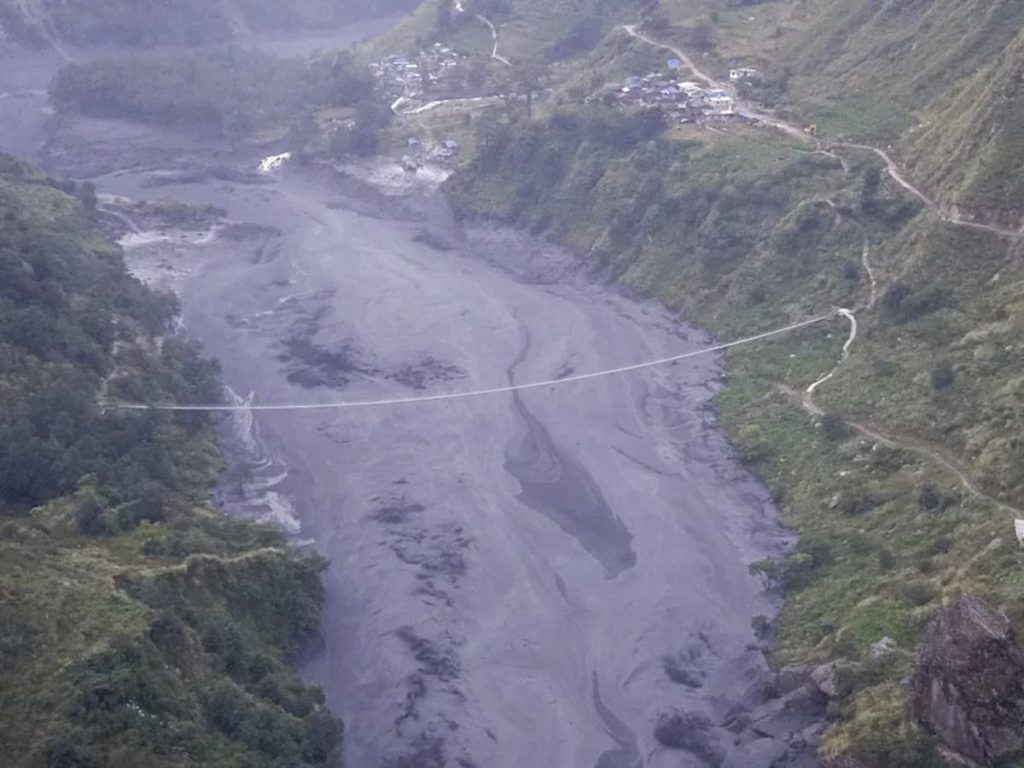Una fotografía facilitada por el NTNC-MCAP muestra una vista aérea del río Budhi Gandaki crecido por inundaciones repentinas en el distrito de Gorkha, Nepal.