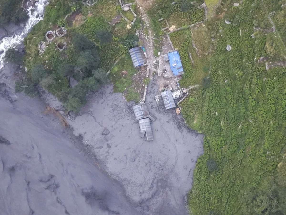 Una fotografía facilitada por el NTNC-MCAP muestra una vista aérea del río Budhi Gandaki crecido por inundaciones repentinas en el distrito de Gorkha, Nepal.