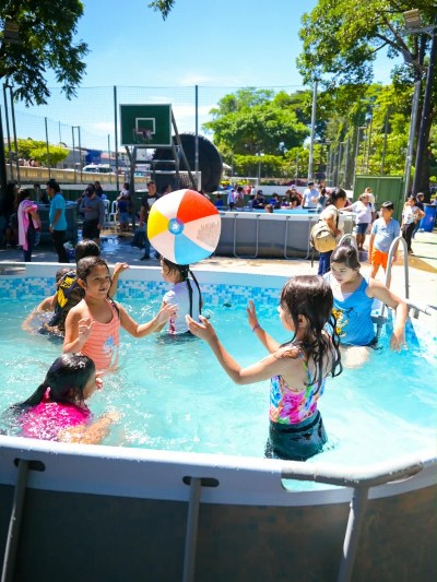 Los niños disfrutaron de piscinas y juegos recreativos durante la Megafiesta del Día del Niño.