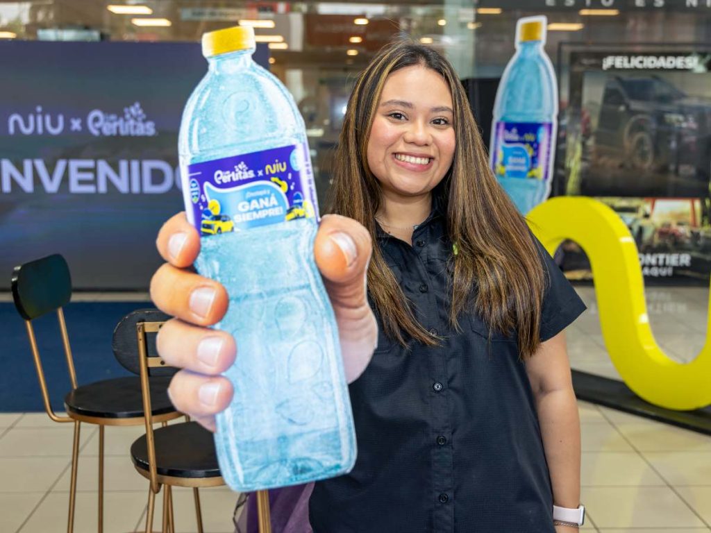 Niu y Agua Las Perlitas se unieron en una promoción que tendrá como principal premio una Nissan Kicks 2027.