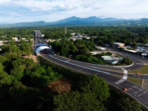 Puente Binacional General Manuel José Arce: La nueva conexión entre El Salvador y Guatemala facilita el acceso a diferentes destinos turísticos del vecino país.