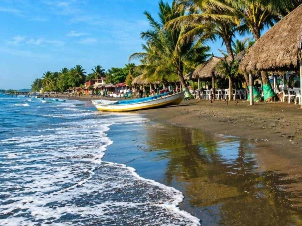 Este destino de Guatemala ofrece playas de arena volcánica, paseos en lancha, gastronomía marina y paisajes ideales para descansar.