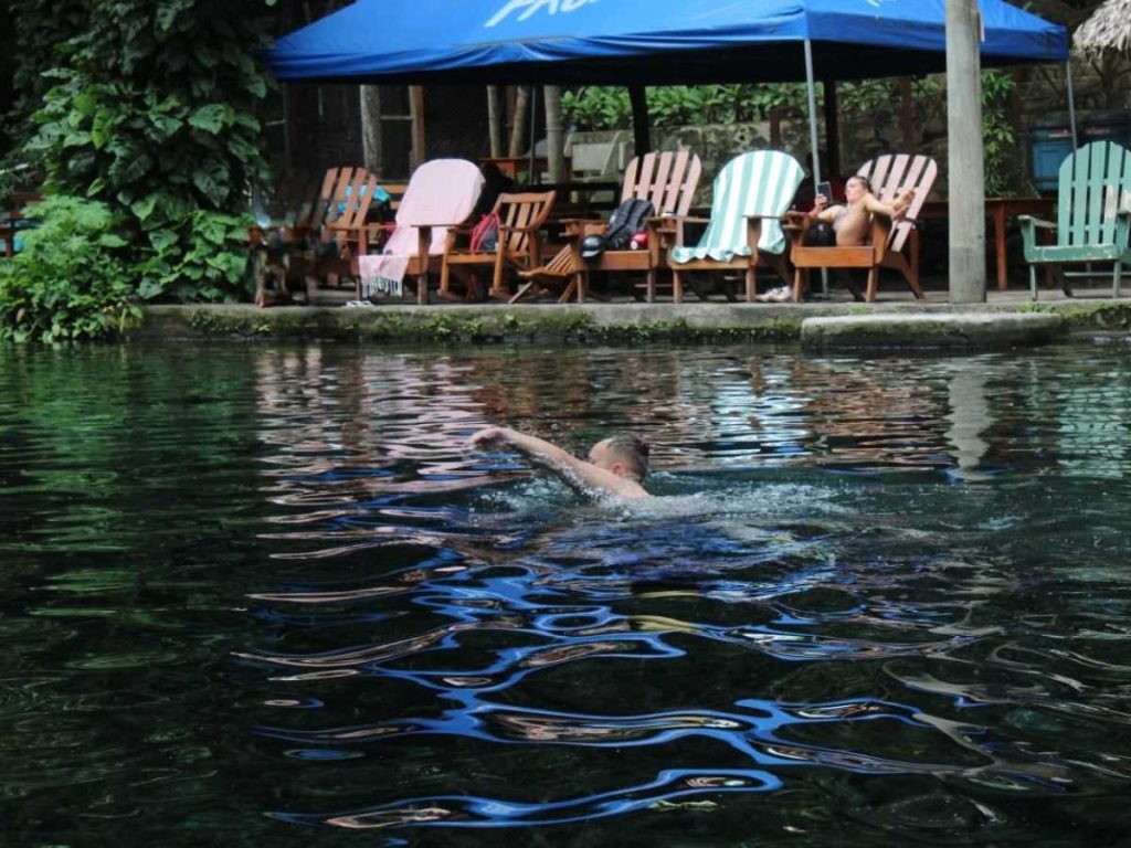 Ojo de Agua ofrece una pausa para nadar y descansar durante un recorrido por la isla de Ometepe, en Nicaragua.