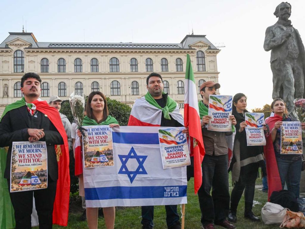 Ciudadanos iraníes en Praga participan en una ceremonia en memoria de las víctimas del ataque de Hamás del 7 de octubre. 