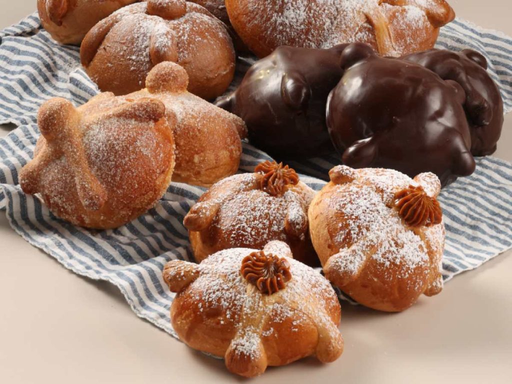 Los «muertitos» de San Martín reinterpretan el tradicional pan de muerto mexicano con rellenos de crema bavaria, dulce de leche y coberturas de chocolate.