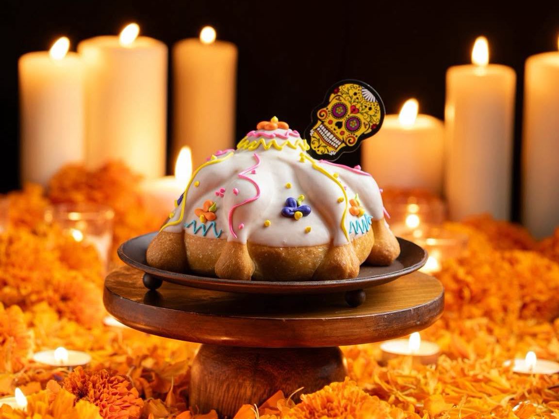 El tradicional pan de muerto cobra un toque diferente en Ban Ban, con relleno de crema de naranja y una decoración inspirada en la celebración mexicana.