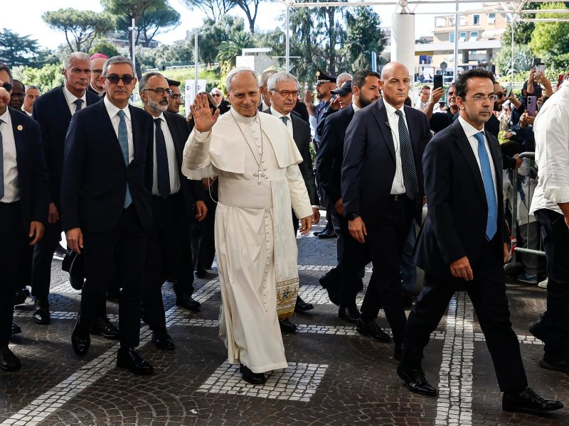 El papa León XIV llegó caminando al hospital Gemelli de Roma para someterse a una cirugía por un nódulo detectado en uno de sus pulmones.