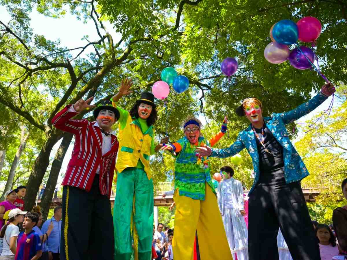 Payasos y personajes animaron la jornada con shows y actividades para las familias.