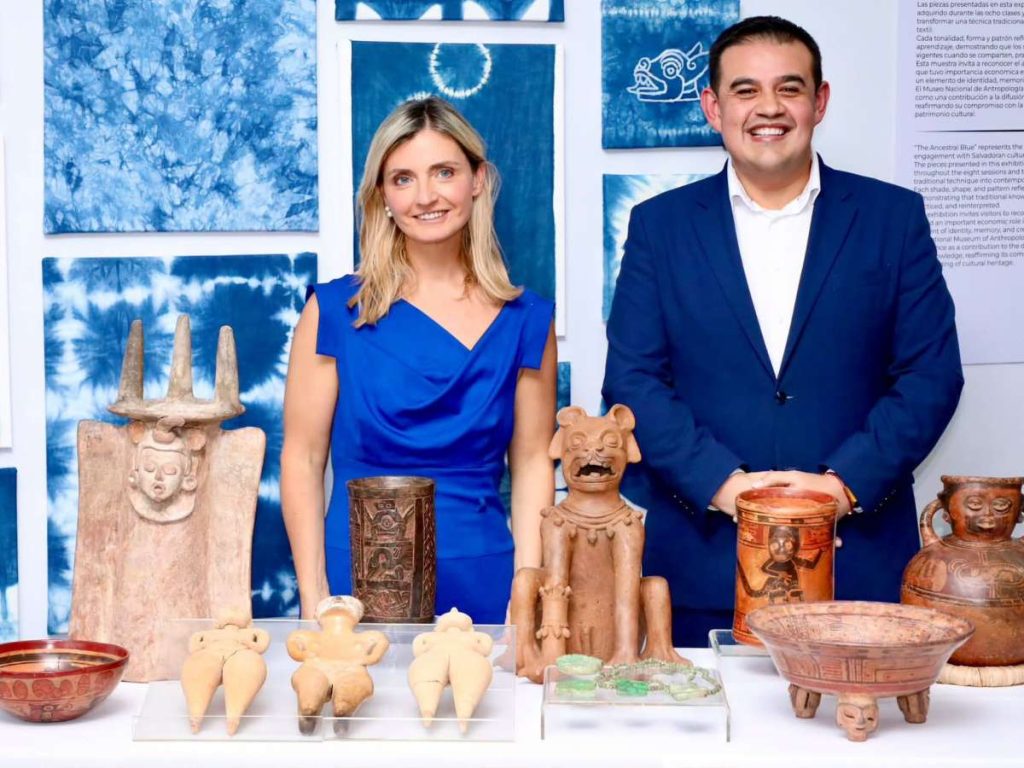 Sarah B. Rogers y el ministro Raúl Castillo participaron en la presentación del proyecto para digitalizar 7,000 piezas arqueológicas.