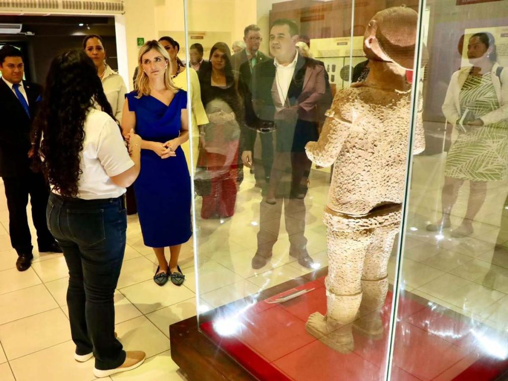 Durante su visita al MUNA, Sarah B. Rogers conoció parte del patrimonio cultural que El Salvador busca preservar para futuras generaciones.