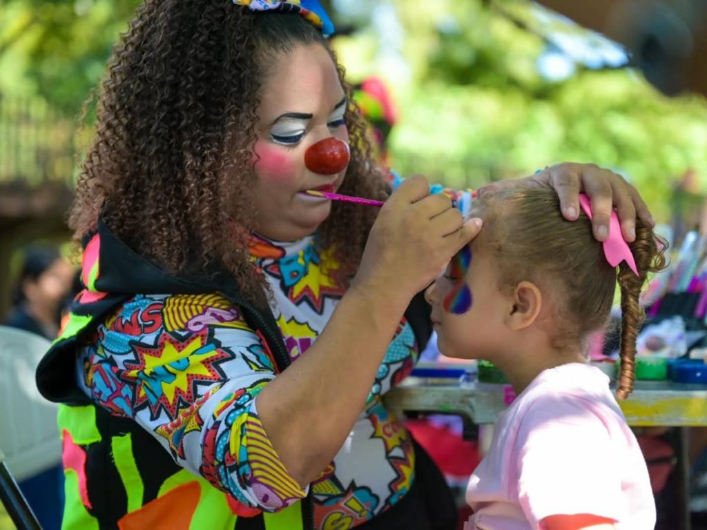 El pintacaritas fue una de las actividades preferidas por los más pequeños durante la celebración.
