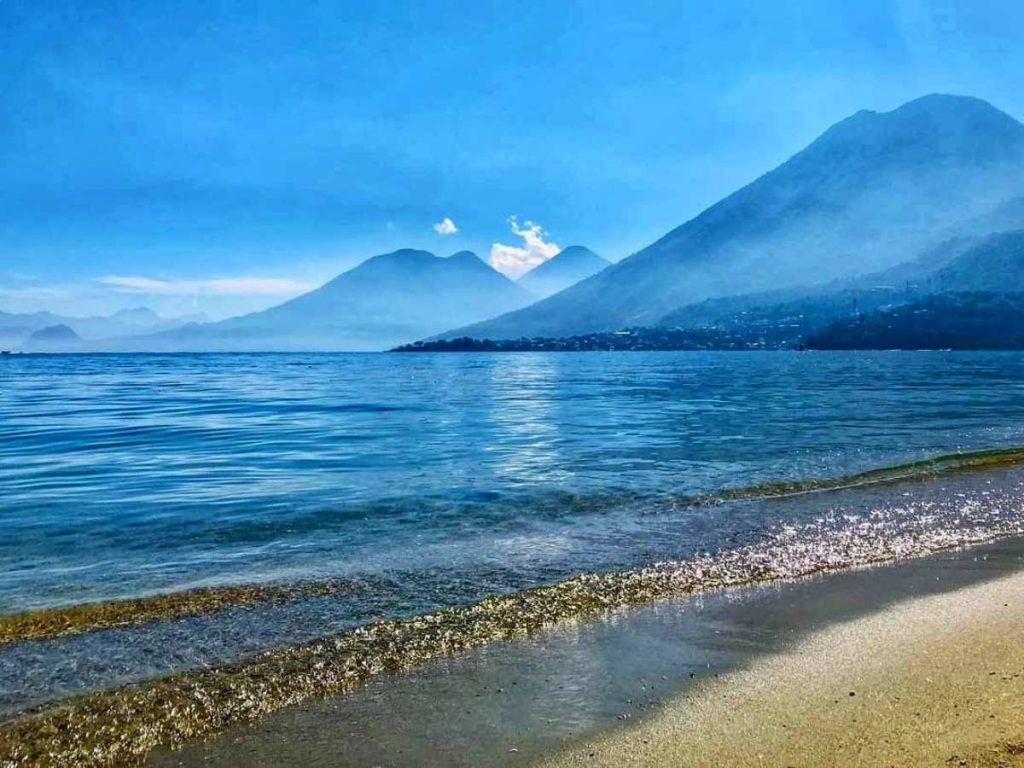 Playa Las Cristalinas: Con arena clara y vistas espectaculares a los volcanes, Playa Las Cristalinas es uno de los rincones más encantadores del Lago de Atitlán.