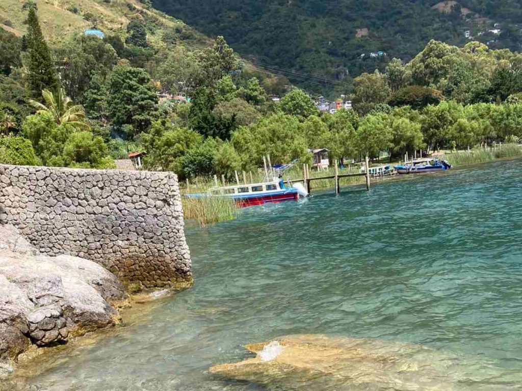 Jaibalito: Rodeado de montañas y naturaleza, Jaibalito es un refugio de tranquilidad para quienes buscan desconectarse y disfrutar del Lago de Atitlán.