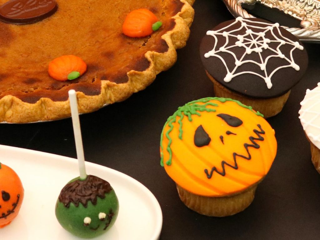 El pie de calabaza y los cupcakes decorados con telarañas y personajes de terror reflejan la creatividad de Shaw's para Halloween.