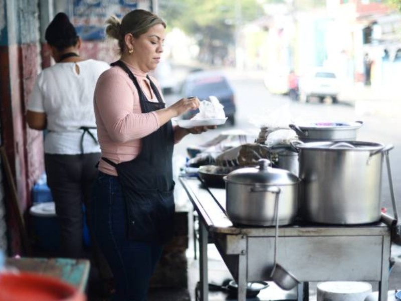 Las micro y pequeñas empresas en El Salvador representan una oportunidad de primer empleo para personas sin experiencia laboral previa.