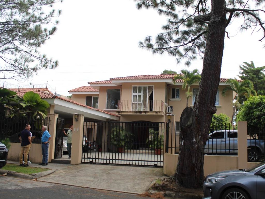 Entre los antecedentes judiciales figuran haciendas en El Rosario y Tecoluca, además de una residencia en la colonia Escalón.