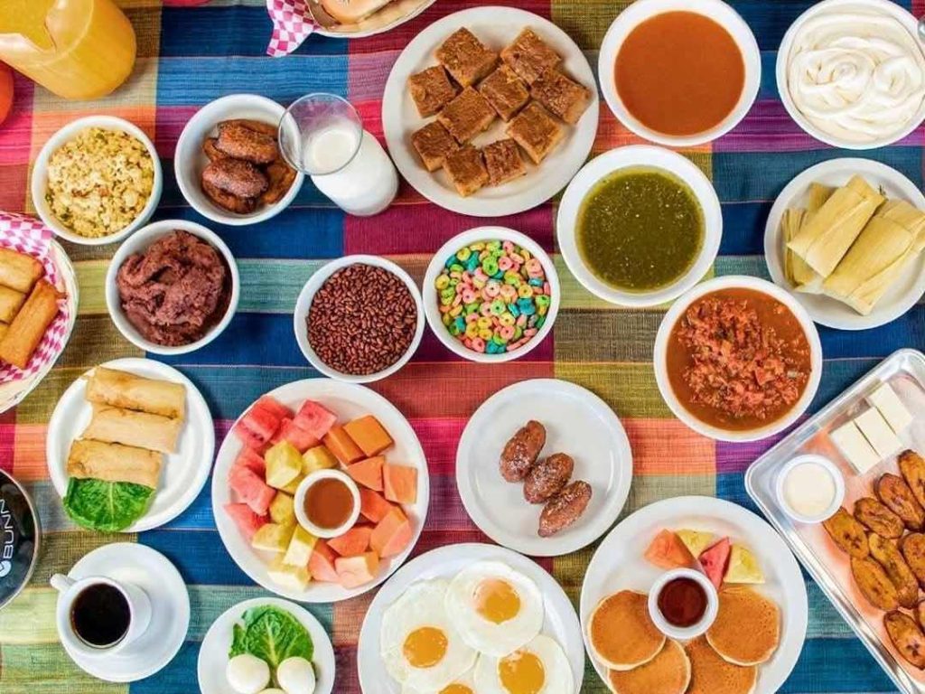 Pueblo Viejo abrió sus puertas en el Centro Histórico de San Salvador con una propuesta que reúne sabores tradicionales y nostalgia.