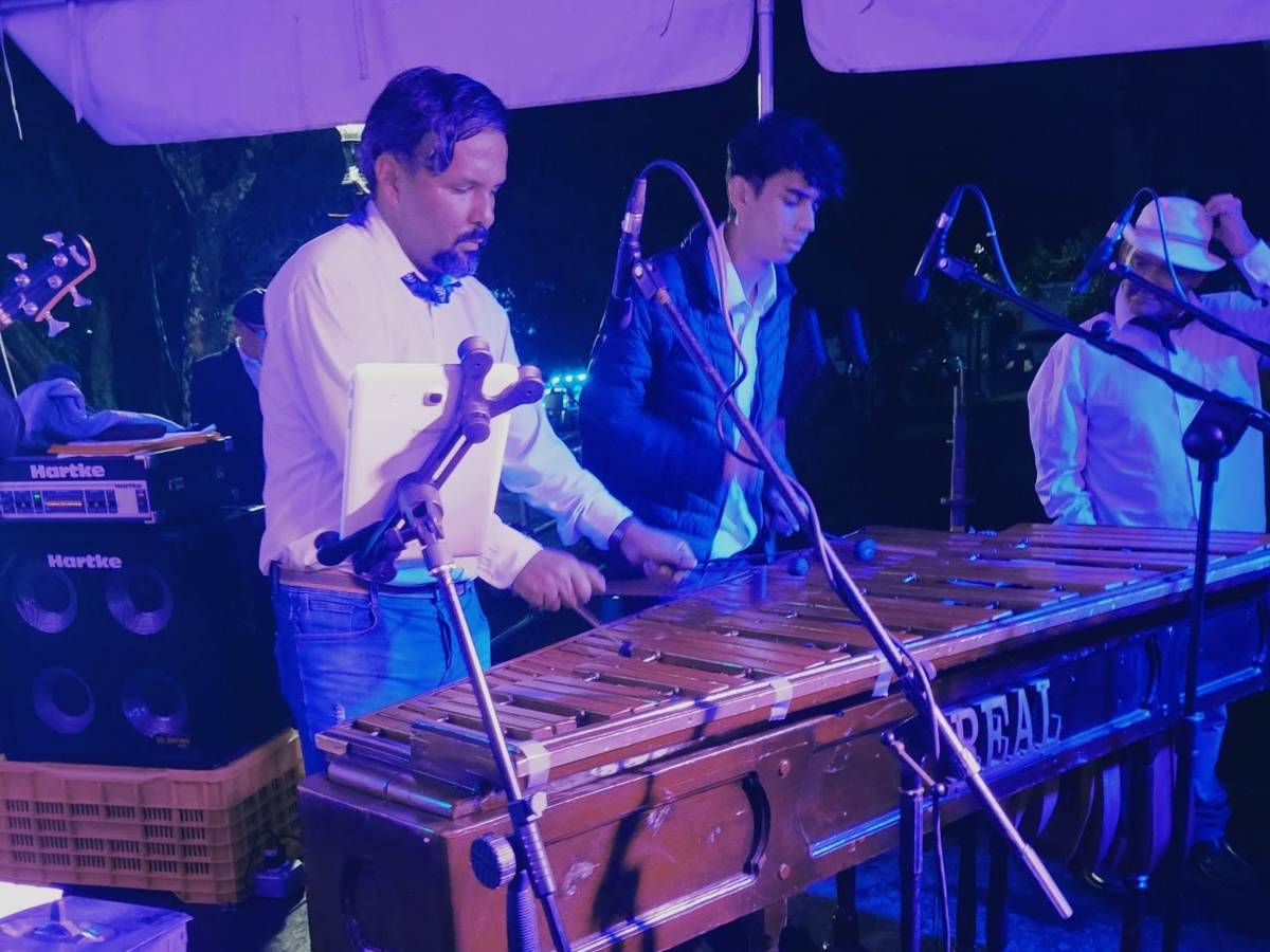Las cimarronas acompañan mascaradas, fiestas patronales y pasacalles, manteniendo viva una de las expresiones musicales más populares del país.
