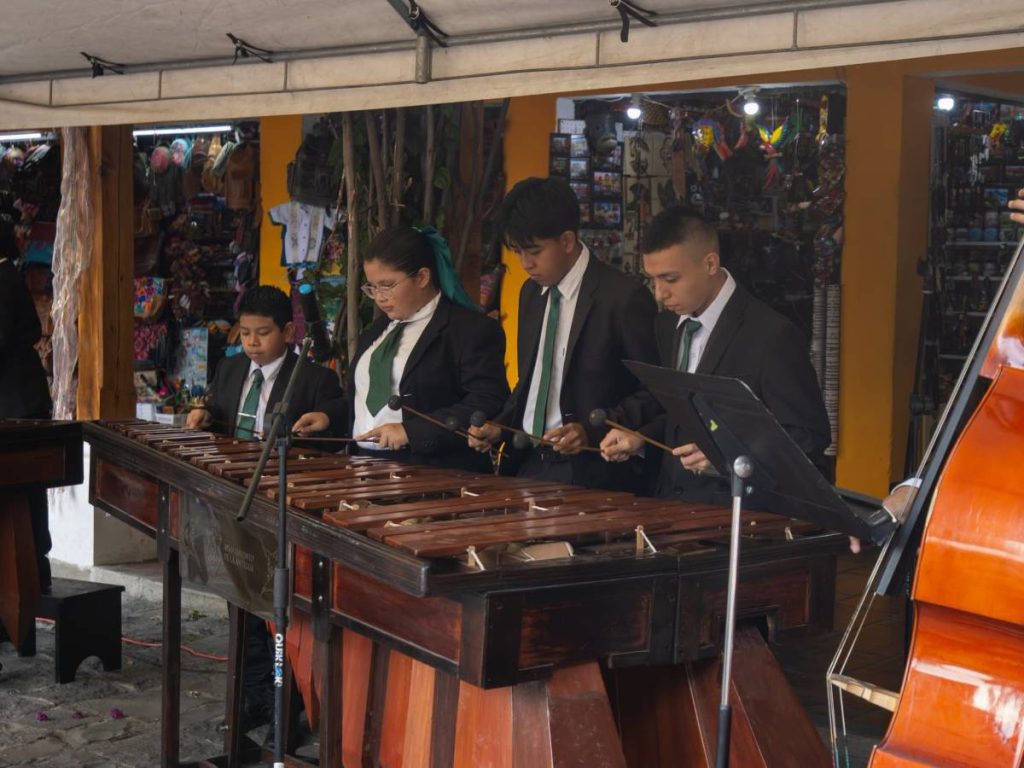 La marimba forma parte de la identidad cultural guatemalteca y todavía acompaña celebraciones y actividades en espacios históricos de Antigua.La marimba forma parte de la identidad cultural guatemalteca y todavía acompaña celebraciones y actividades en espacios históricos de Antigua.
