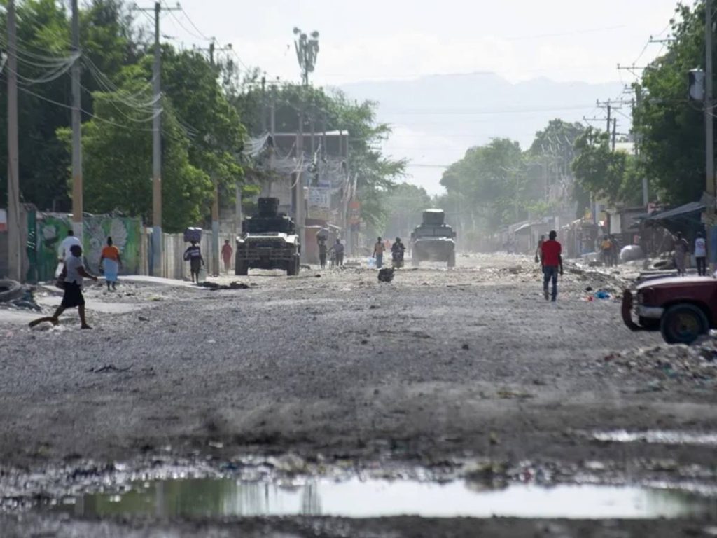 Vehículos blindados de la Policía Nacional de Haití patrullan un barrio, en Puerto Príncipe (Haití).