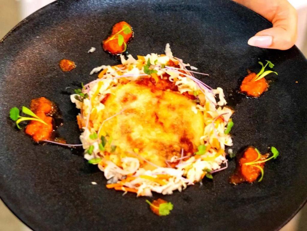 La pupusa salvadoreña fue presentada con una propuesta de alta cocina durante la participación del chef Miguel Rodríguez en Hostelería Summit 2026.