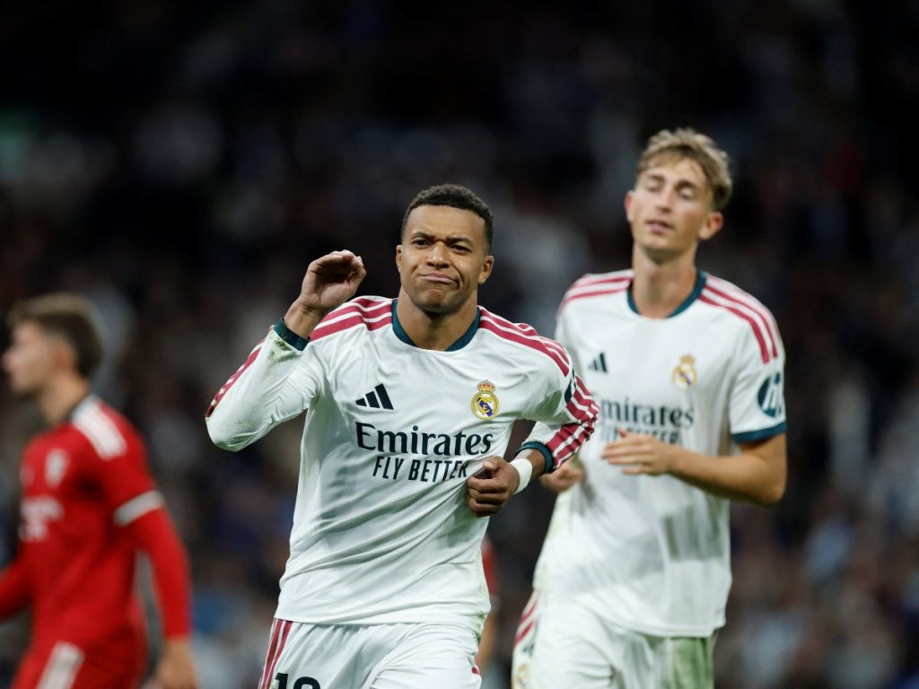 El delantero francés del Real Madrid, Kylian Mbappé, número 10, celebra el tercer gol de su equipo desde el punto de penalti durante el partido de la liga española entre el Real Madrid CF y el Sevilla FC en el estadio Santiago Bernabéu de Madrid, el 18 de octubre de 2026. (Foto de Oscar DEL POZO / AFP)