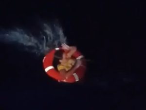 Video | Salvadoreña es rescatada tras caer al mar desde un crucero en Grecia
