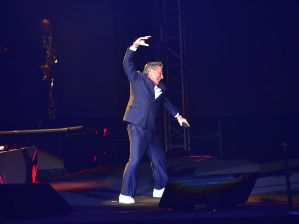 - “El último regreso” reunió a distintas generaciones alrededor de canciones que han acompañado historias de amor y nostalgia.