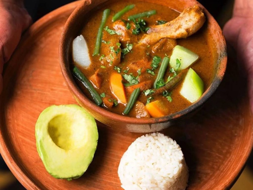 El pepián es uno de los platos más emblemáticos de Guatemala, preparado con carne, semillas tostadas, chiles y especias que le dan un sabor intenso.