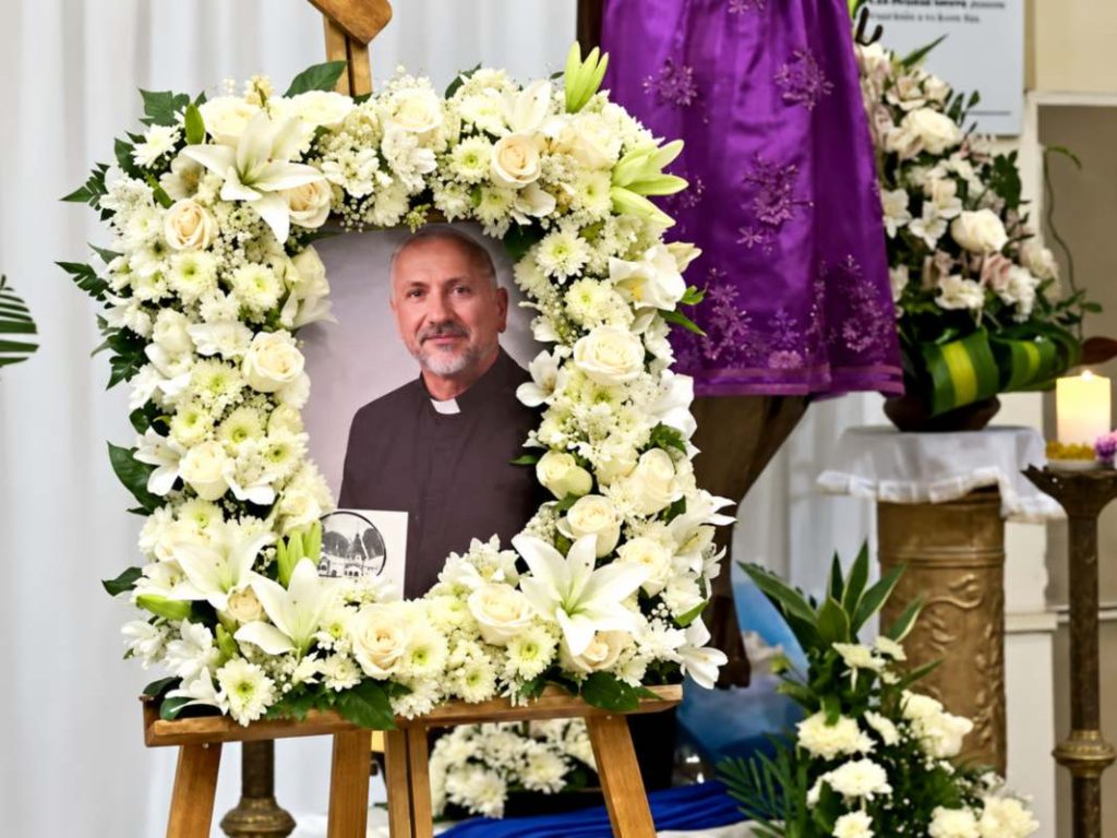 Patricio Sánchez Molinari murió tras caerle una enorme cruz mientras celebraba una misa en Guayaquil, Ecuador. Foto: Redes sociales.