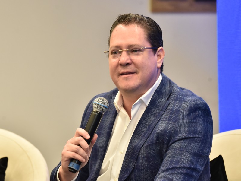 Federico Anliker, presidente de CEPA, destacó durante el conversatorio el papel de la innovación tecnológica y la inteligencia artificial en el desarrollo de la aviación en El Salvador.