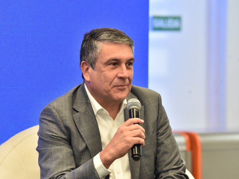 Alejandro, presidente ejecutivo de Aeroman:
El presidente ejecutivo de Aeroman participó en el panel de SKY.AI y abordó el uso de inteligencia artificial para analizar datos, mejorar procesos y apoyar la toma de decisiones en operaciones aeronáuticas.