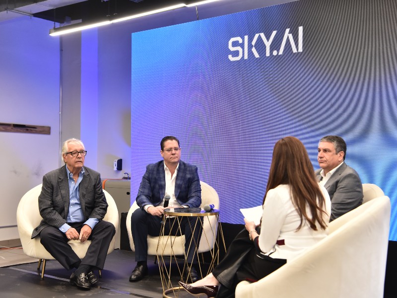 Roberto Kriete, fundador de KEY Institute; Federico Anliker, presidente de CEPA; y el presidente ejecutivo de Aeroman participaron en el conversatorio de presentación de SKY.AI, donde abordaron los usos de la inteligencia artificial y los retos de la industria aeronáutica.