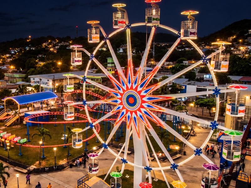 Sunset Park ofrece juegos mecánicos, espectáculos de luces y espacios de entretenimiento junto al océano.
