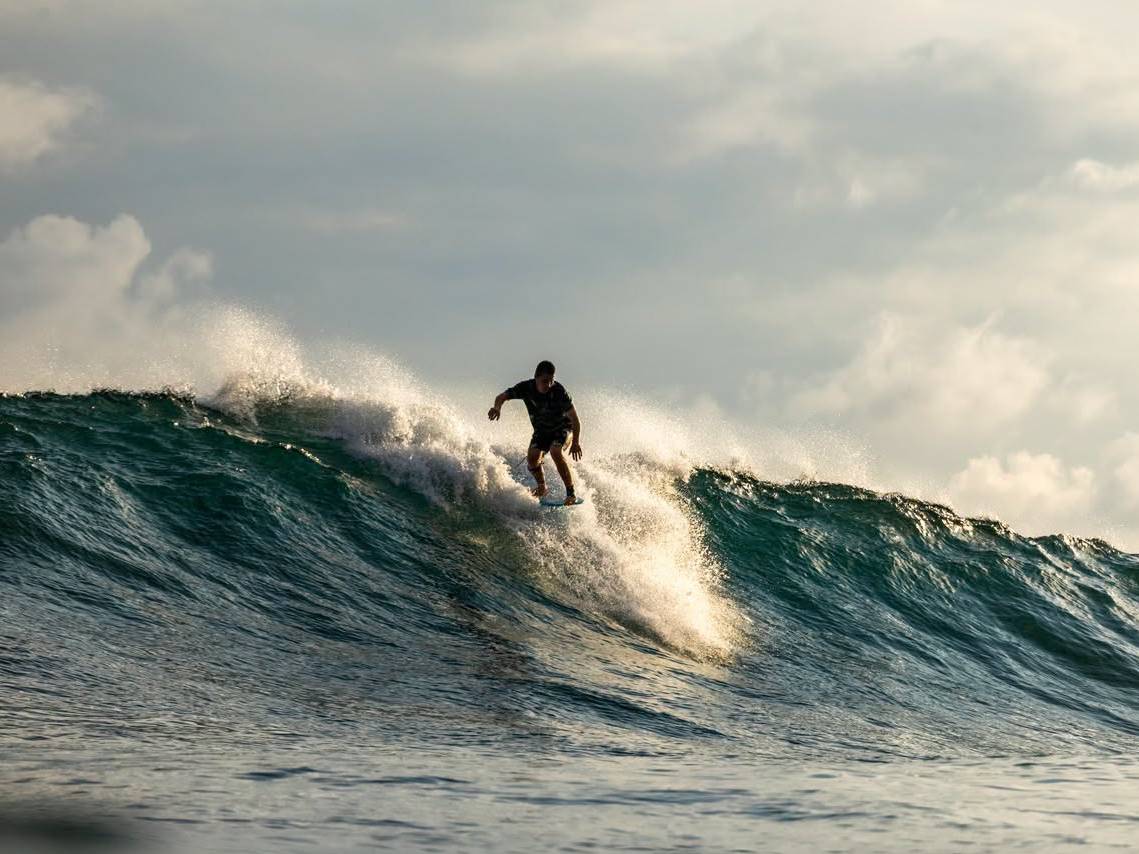 La destreza y adrenalina marcaron la primera jornada del Mundial de Longboard en las olas de El Sunzal. /Foto Secretaría de Prensa