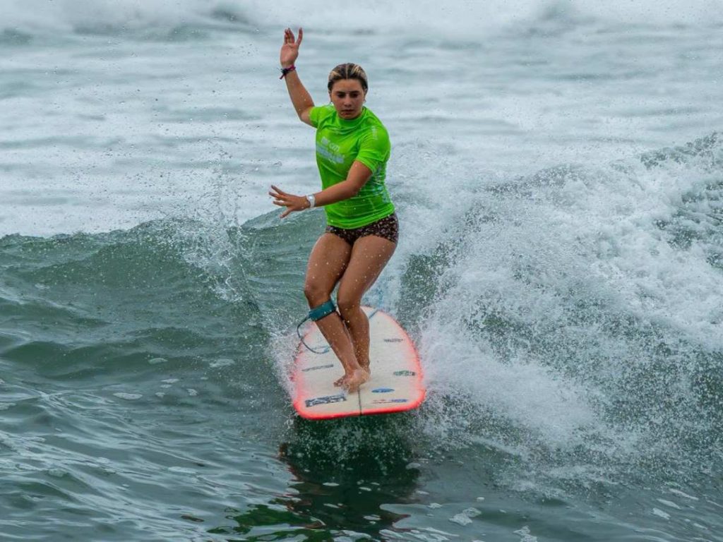 Estorya Martínez, de Puerto Rico, avanzó a la siguiente ronda tras ganar el heat 12 con 11.74 puntos en El Sunzal. /Foto Secretaría de Prensa