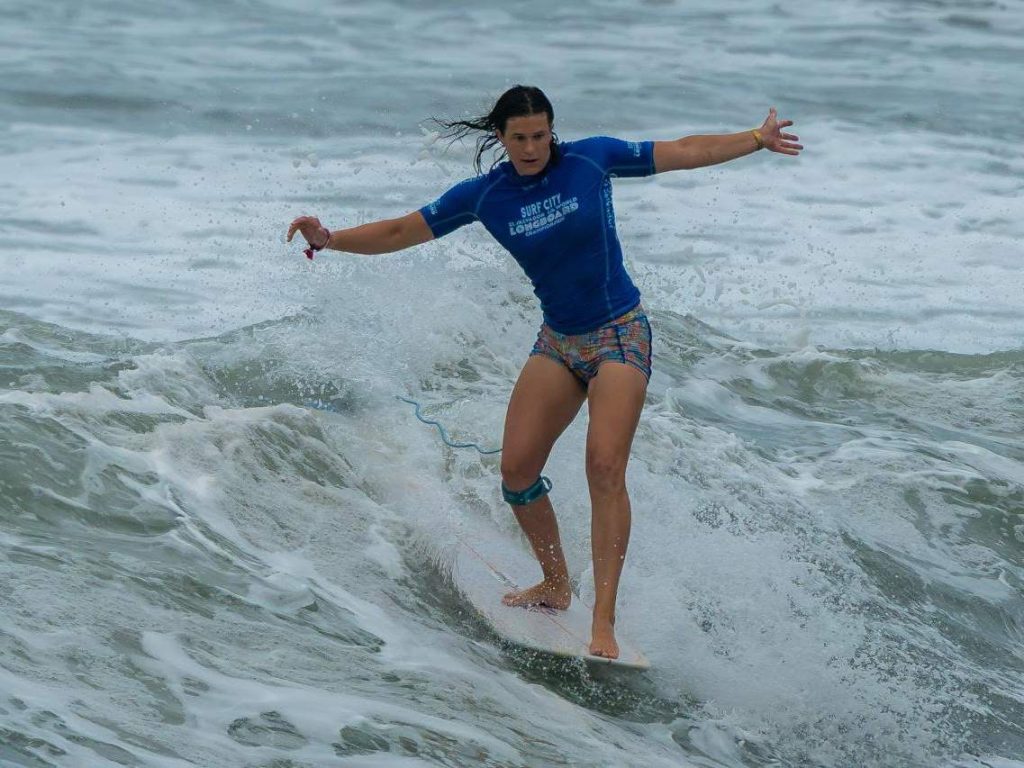 Emily Currie, de Gran Bretaña, ganó el heat 10 con 12.07 puntos durante el Mundial de Longboard en El Sunzal. /Foto Secretaría de Prensa